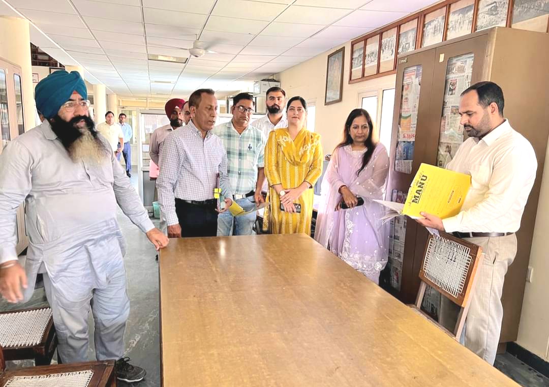 चुनाव पर्यवेक्षक महोदया बबीता द्वारा नामांकन पत्रों के सत्यापन कार्य की समीक्षा